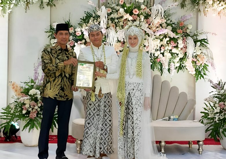 Pasangan Suami Istri Muhammad Riza Fairuzzabadi dan Aise Humeyra
Serahkan Wakaf Uang sebagai Simbol Keabadian Cinta